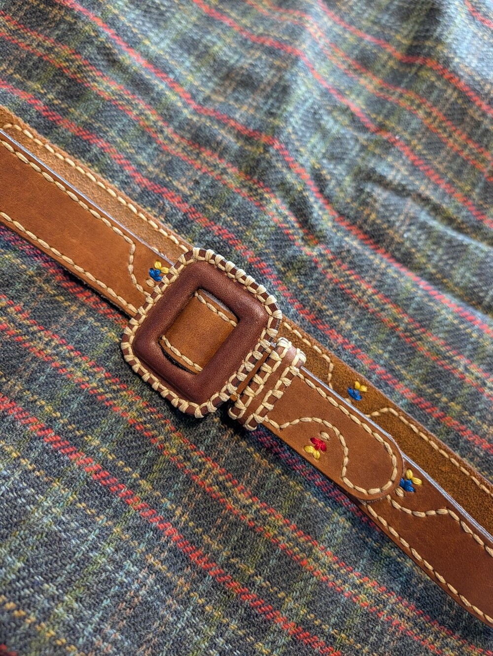 FOSSIL leather belt with little people embroidery M L